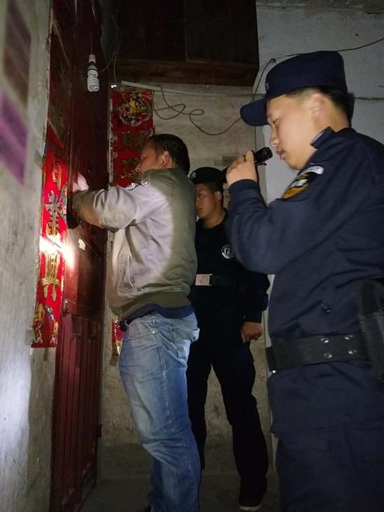 巴铃镇粗心妈妈误将幼女锁家中 民警全城寻开锁师傅开门