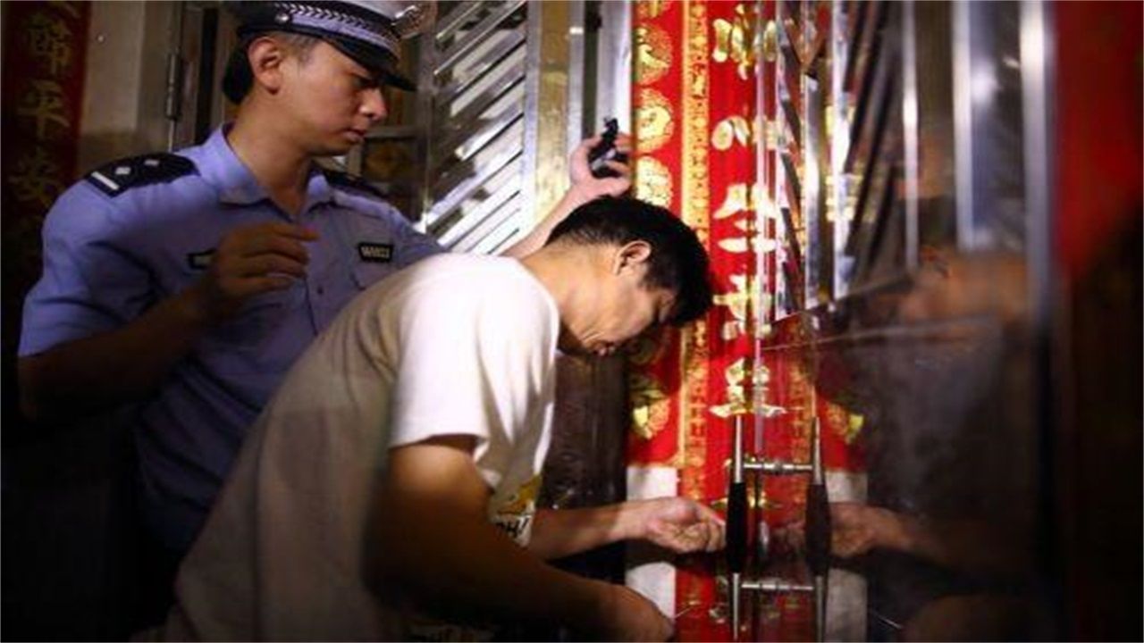 巴铃镇请开锁师傅开了锁后，师傅为什么一般都不进门，就算主人请也不进去？