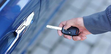 巴铃镇汽车钥匙锁在车里了怎么办？如何开汽车锁